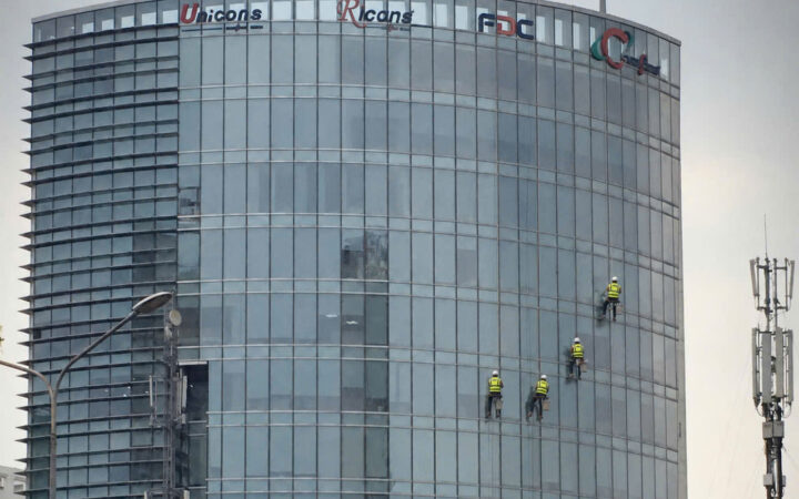 Kinh nghiệm thuê dịch vụ vệ sinh kính tòa nhà tại TP.HCM