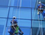 Vệ sinh kính tòa nhà cao tầng thế nào cho hiệu quả
