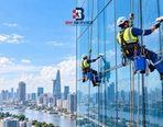 Báo giá vệ sinh kính tòa nhà tại TP.HCM: cách tính, hạng mục và yếu tố ảnh hưởng chi phí