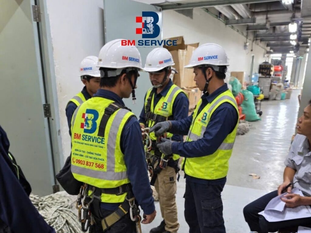 BM SERVICE cung cấp dịch vụ đu dây bơm keo silicone chống thấm kính mặt ngoài tòa nhà tại TP.HCM